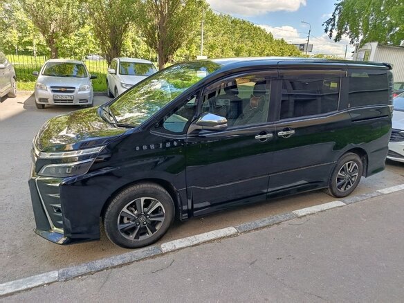 2018 Toyota Voxy III (R80) Рестайлинг, чёрный, 2250000 рублей - вид 1