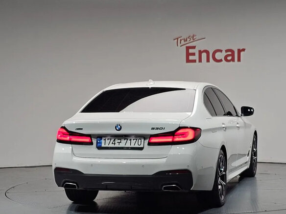 2022 BMW 5 серии 530i xDrive VII (G30/G31/G38) Рестайлинг, белый - вид 3