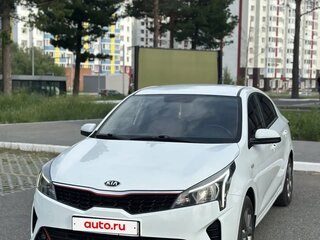 2020 Kia Rio IV Рестайлинг, белый, 1750000 рублей, вид 3