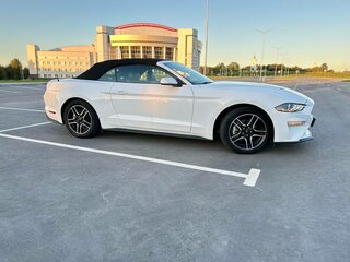 2022 Ford Mustang VI Рестайлинг, белый, 2100000 рублей, вид 4