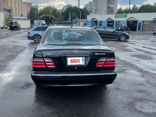 2001 Mercedes-Benz E-Класс 430 II (W210, S210) Рестайлинг, чёрный, 400000 рублей, вид 4