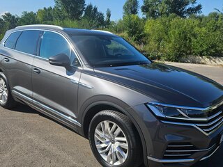 2021 Volkswagen Touareg III, серый, 6200000 рублей, вид 2