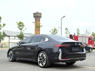 2025 BMW 5 серии Long 530Li xDrive VIII (G60/G61/G68), чёрный, 6949225 рублей, вид 5