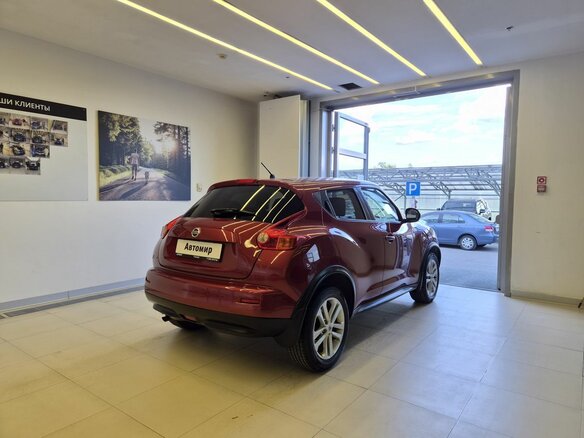 2012 Nissan Juke I, красный - вид 3