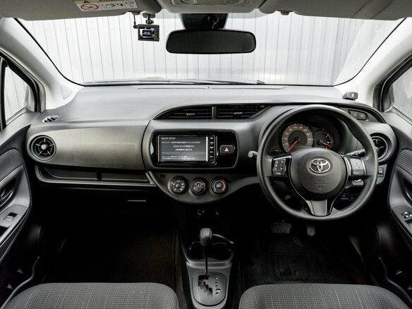 2019 Toyota Vitz III (XP130) Рестайлинг 2, белый, 980000 рублей - вид 10