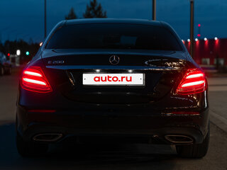 2017 Mercedes-Benz E-Класс 200 V (W213, S213, C238), чёрный, 3000000 рублей, вид 4