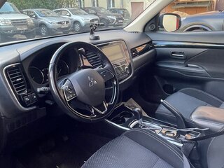 2019 Mitsubishi Outlander III Рестайлинг 3, белый, 1850000 рублей, вид 5