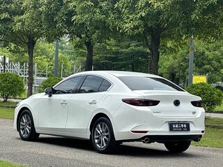 2022 Mazda 3 Axela IV (BP), белый, 1301999 рублей, вид 4