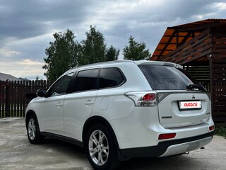 2014 Mitsubishi Outlander III Рестайлинг, белый, 1450000 рублей, вид 4