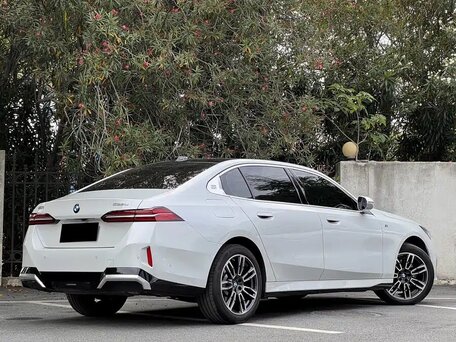 2025 BMW 5 серии Long 525Li VIII (G60/G61/G68), белый, 4290000 рублей, вид 3
