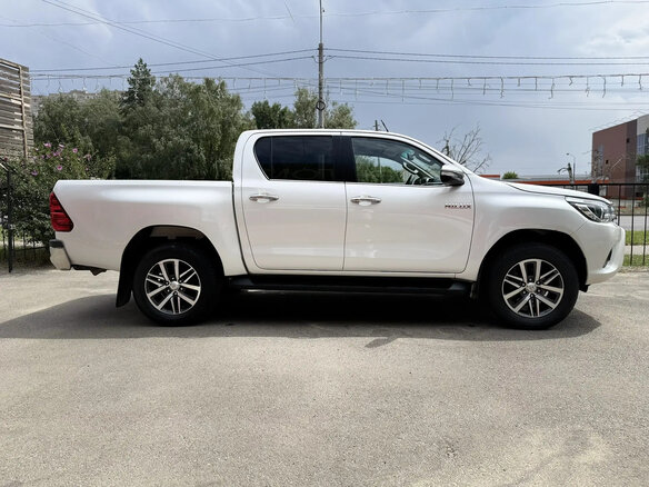 2016 Toyota Hilux VIII, белый - вид 2