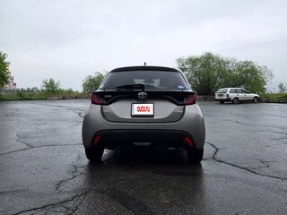 2020 Toyota Yaris IV, коричневый, 1520000 рублей, вид 5