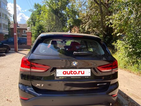 2020 BMW X1 18i sDrive II (F48) Рестайлинг, чёрный, вид 3