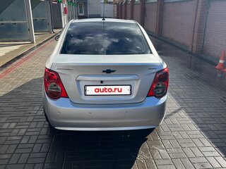 2014 Chevrolet Aveo II, серебристый, 700000 рублей, вид 2