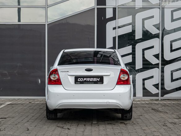 2010 Ford Focus II Рестайлинг, белый - вид 3