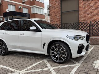 2020 BMW X5 40i IV (G05/G18), белый, 6800000 рублей, вид 3