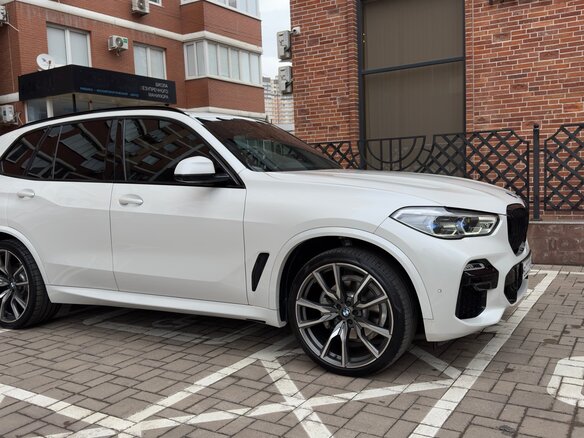 2020 BMW X5 40i IV (G05/G18), белый, 6800000 рублей - вид 2