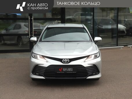 2021 Toyota Camry VIII (XV70) Рестайлинг, серебристый, 2990000 рублей, вид 2