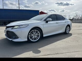 2019 Toyota Camry VIII (XV70), белый, 2600000 рублей, вид 3