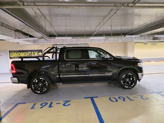 2018 Ram 1500 Crew Cab V, чёрный, 5700000 рублей, вид 1
