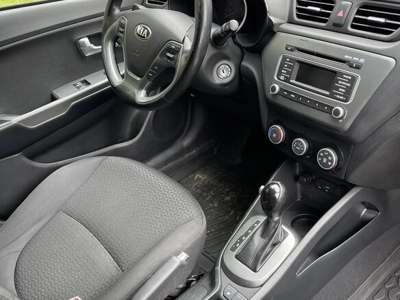 2017 Kia Rio III Рестайлинг, серебристый, 1110000 рублей - вид 12