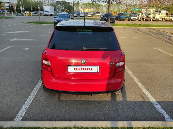 2013 Skoda Fabia II Рестайлинг, красный, 990000 рублей - вид 4