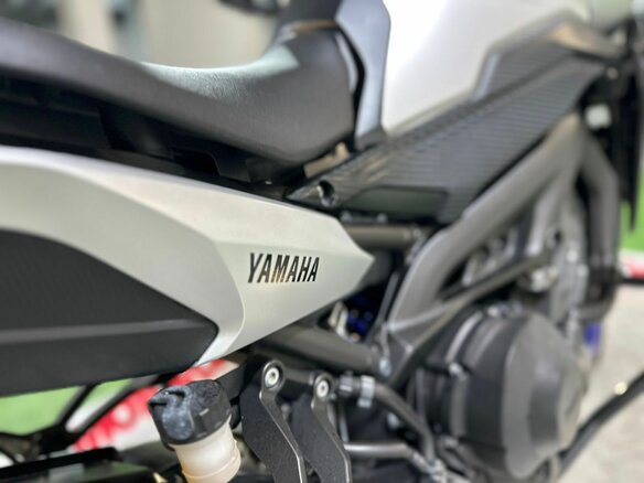 2015 Yamaha MT-09 Tracer (FJ-09), серебристый, 645000 рублей - вид 11