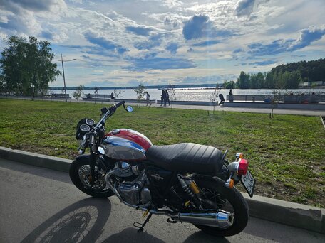 2024 Royal Enfield Interceptor 650, серебристый, 590000 рублей, вид 3