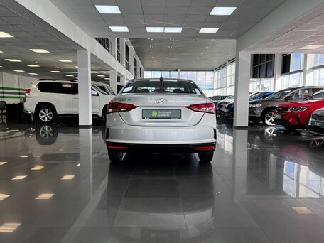 2021 Hyundai Solaris II Рестайлинг, серебристый, 1525000 рублей, вид 4