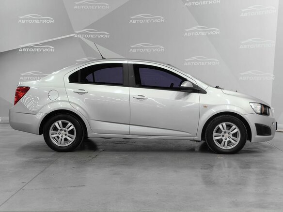 2014 Chevrolet Aveo II, серебристый, 550000 рублей - вид 5