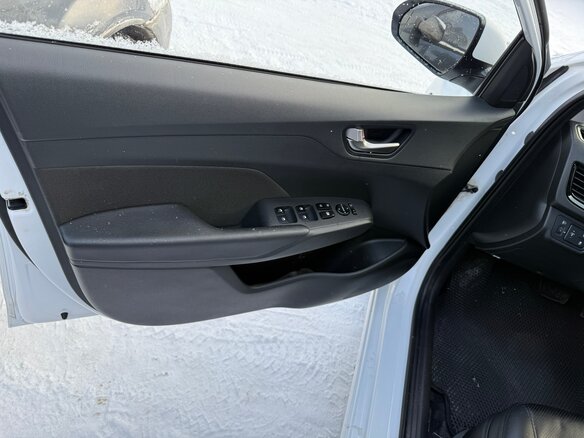 2021 Hyundai Solaris II Рестайлинг, белый, 1650000 рублей - вид 12