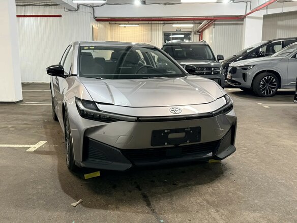 2026 Toyota bZ3, серебристый, 4390000 рублей - вид 1