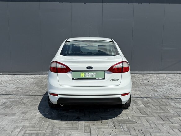 2015 Ford Fiesta Mk6 Рестайлинг, белый, 845000 рублей - вид 3