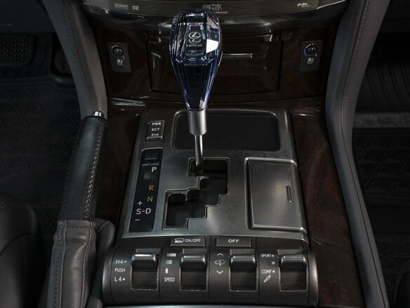 2008 Lexus LX 570 III, серебристый - вид 12