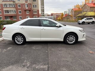 2015 Toyota Camry VII (XV50) Рестайлинг, белый, 1750000 рублей, вид 3