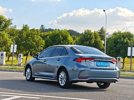2022 Toyota Corolla XII (E210), серебристый, 1849999 рублей, вид 5