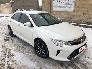 2017 Toyota Camry VII (XV50) Рестайлинг 2, белый, 2450000 рублей, вид 3