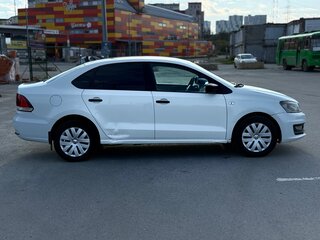 2015 Volkswagen Polo V Рестайлинг, белый, 475000 рублей, вид 4