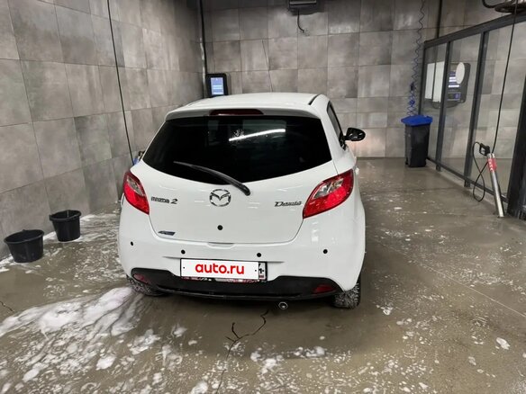 2014 Mazda 2 II Рестайлинг (DE2), белый - вид 3