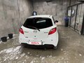 2014 Mazda 2 II Рестайлинг (DE2), белый - вид 3