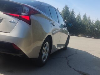 2019 Toyota Prius IV Рестайлинг (XW50), серебристый, 2000000 рублей, вид 4