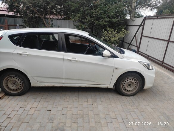 2011 Hyundai Solaris I, белый, 600000 рублей - вид 2