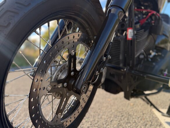 2021 Harley-Davidson Street Bob, серый - вид 3