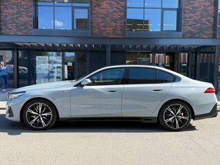 2025 BMW 5 серии 530i xDrive VIII (G60/G61/G68), белый, 8250000 рублей, вид 4