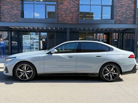 2025 BMW 5 серии 530i xDrive VIII (G60/G61/G68), белый, 7490000 рублей, вид 4