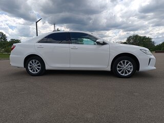 2015 Toyota Camry VII (XV50) Рестайлинг, белый, 1411000 рублей, вид 4