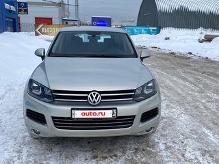 2011 Volkswagen Touareg II, серебристый, 2000000 рублей, вид 2