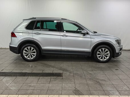 2017 Volkswagen Tiguan II, серебристый, 1780000 рублей, вид 3