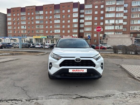 2021 Toyota RAV4 V (XA50), белый, 3650000 рублей