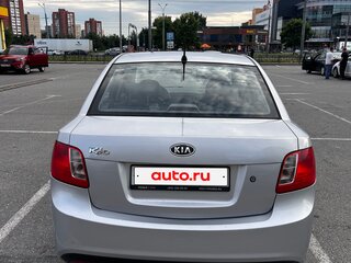 2011 Kia Rio II Рестайлинг, серебристый, 400000 рублей, вид 4